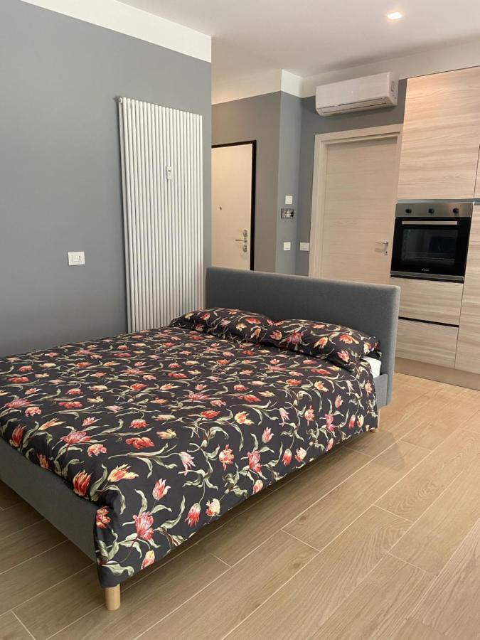 Casa Di Laura Mono E Bilo Di Fronte Ospedale San Raffaele Apartment Segrate Luaran gambar